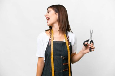 Terzi kadın izole edilmiş beyaz arka planda gülüyor.