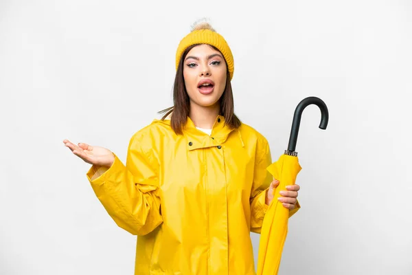 Yağmura Dayanıklı Ceketi Şemsiyesi Olan Genç Bir Rus Kadın Izole — Stok fotoğraf