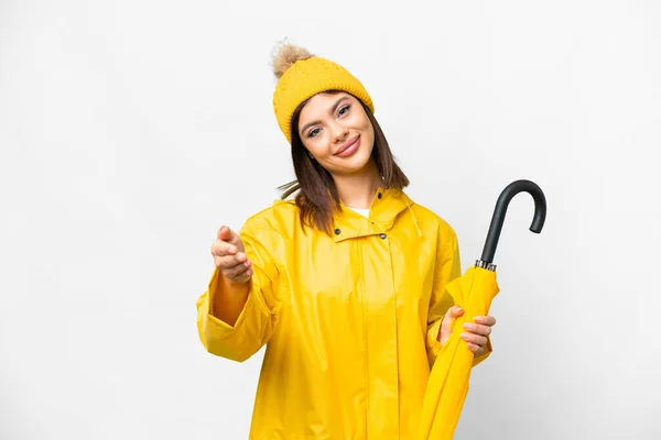 Молодая Россиянка Непромокаемом Пальто Зонтике Изолированном Белом Фоне Пожимает Руку — стоковое фото