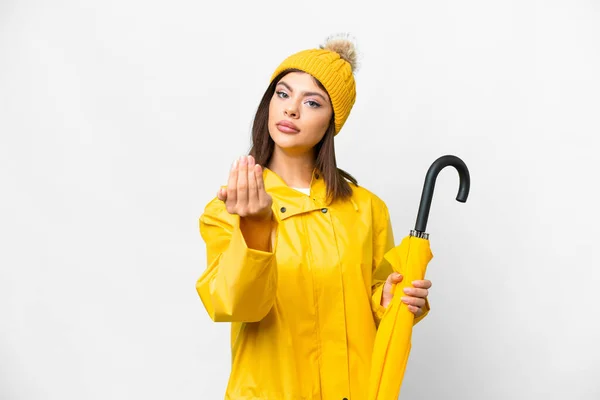 年轻的俄罗斯女人 身穿防雨外套 披着雨伞 笼罩在孤零零的白色背景上 手牵着手前来 很高兴你来了 — 图库照片