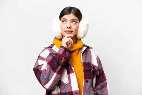 Молода Російська Жінка Носить Зимові Муфти Через Ізольоване Біле Походження — стокове фото