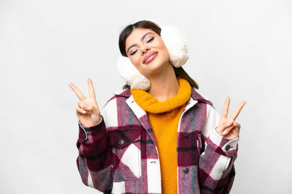 Νεαρή Ρωσίδα Που Φοράει Χειμωνιάτικες Μανσέτες Πάνω Από Απομονωμένο Λευκό — Φωτογραφία Αρχείου