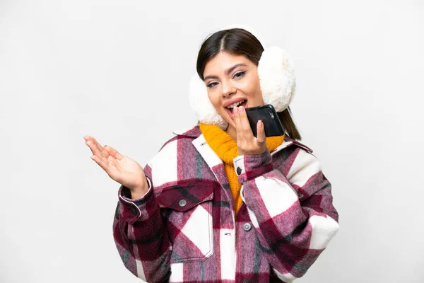 Молода Російська Жінка Носить Зимові Муфти Через Ізольований Білий Фон — стокове фото
