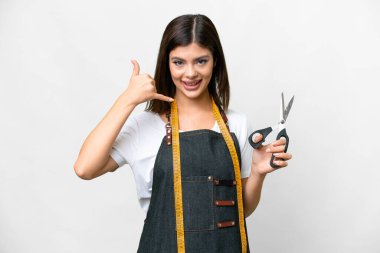 Terzi kadın izole edilmiş beyaz arka planda telefon jesti yapıyor. Bana geri dönüş işareti ver.