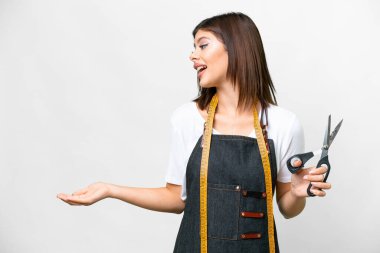 Terzi kadın, yalıtılmış beyaz arkaplan üzerinde sürpriz bir ifadeyle yan tarafa bakarken