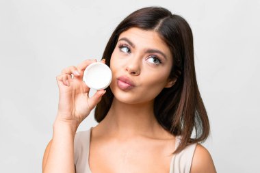 Genç Rus kadın ıssız beyaz arka planda nemlendirici ile