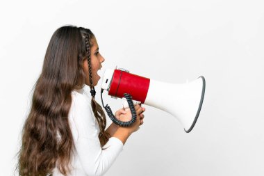 İzole edilmiş beyaz arka planda genç bir kız megafondan bağırıyor.