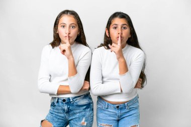 Arkadaşlar, izole edilmiş beyaz arka planda sessizce hareket eden kızlar parmağını ağzına sokar.