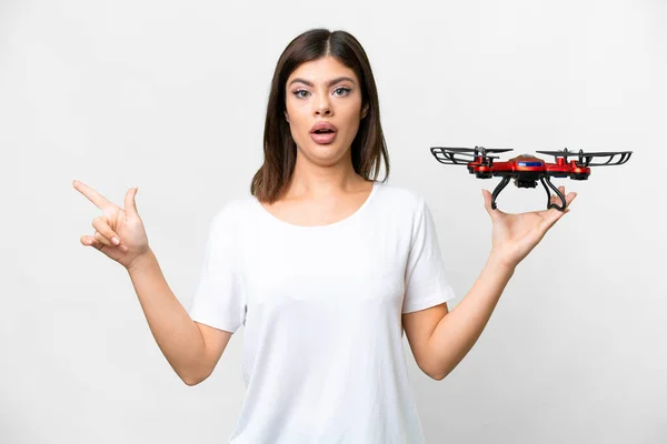 Joven Mujer Rusa Sosteniendo Dron Sobre Fondo Blanco Aislado Sorprendido — Foto de Stock