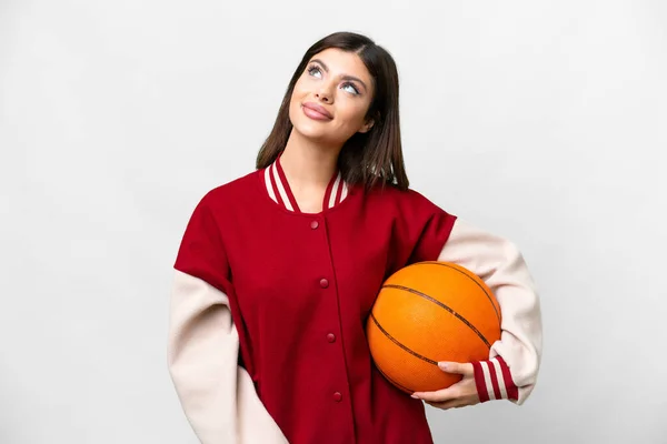 Giovane Donna Russa Che Gioca Basket Sfondo Bianco Isolato Pensando — Foto Stock