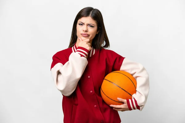 若いですロシアの女性プレイバスケットボール上の隔離された白い背景思考 — ストック写真