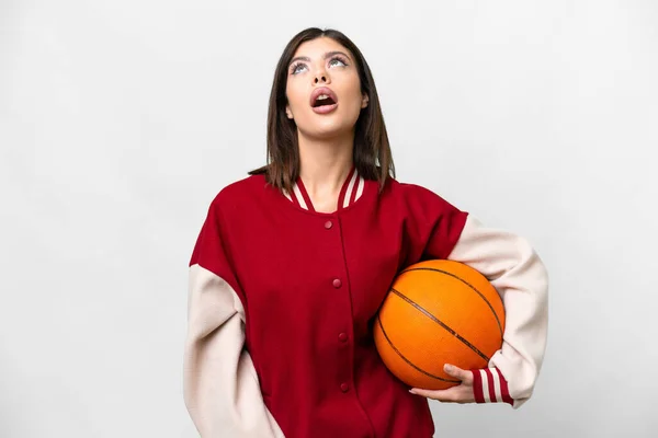 Zole Edilmiş Beyaz Arka Planda Basketbol Oynayan Genç Rus Kadın — Stok fotoğraf