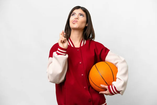 若いですロシアの女性遊びバスケットボール上の隔離された白い背景とともに指交差と願っていますザベスト — ストック写真