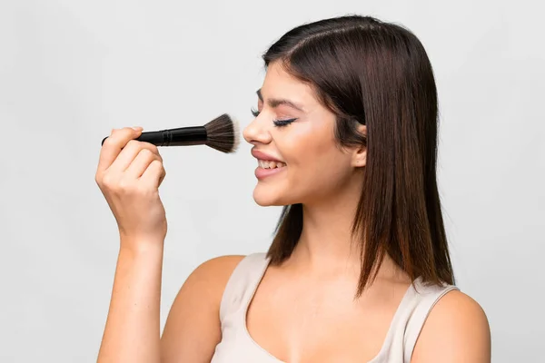 Jovem Russo Mulher Sobre Isolado Branco Fundo Segurando Maquiagem Escova — Fotografia de Stock