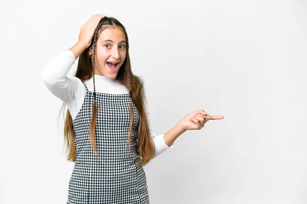 Junges Mädchen Über Isoliertem Weißem Hintergrund Überrascht Und Zeigt Mit — Stockfoto