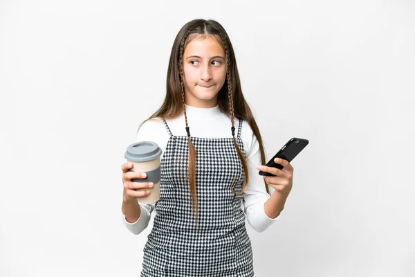 Młoda Dziewczyna Białym Tle Trzymając Kawę Zabrania Telefon Podczas Myślenia — Zdjęcie stockowe