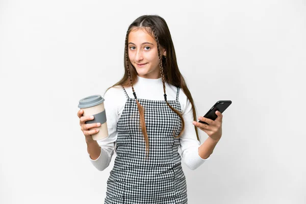 Młoda Dziewczyna Odizolowanym Białym Tle Trzymając Kawę Zabrania Telefon — Zdjęcie stockowe