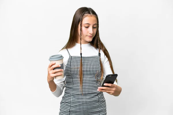 Młoda Dziewczyna Odizolowanym Białym Tle Trzymając Kawę Zabrania Telefon — Zdjęcie stockowe