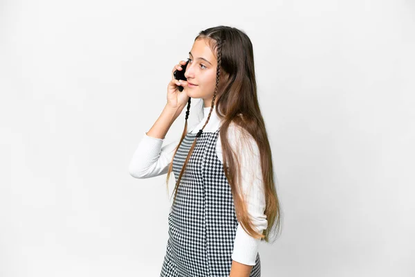 Молодая Девушка Изолированном Белом Фоне Поддерживает Разговор Мобильным Телефоном — стоковое фото