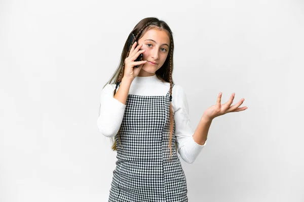 Fiatal Lány Elszigetelt Fehér Háttér Tartja Beszélgetést Mobiltelefon Valakivel — Stock Fotó