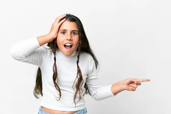 Chica Joven Sobre Fondo Blanco Aislado Sorprendido Señalando Dedo Lado —  Fotos de Stock