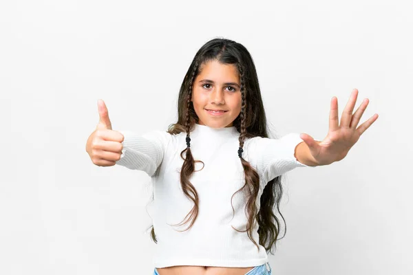 Молода Дівчина Над Ізольованим Білим Тлом Підраховує Шість Пальцями — стокове фото