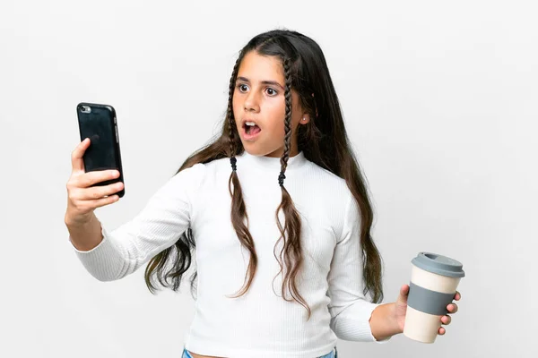 Junges Mädchen Über Isoliertem Weißem Hintergrund Mit Kaffee Zum Mitnehmen — Stockfoto