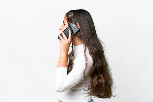 Młoda Dziewczyna Białym Tle Utrzymując Rozmowę Kimś Przez Telefon Komórkowy — Zdjęcie stockowe