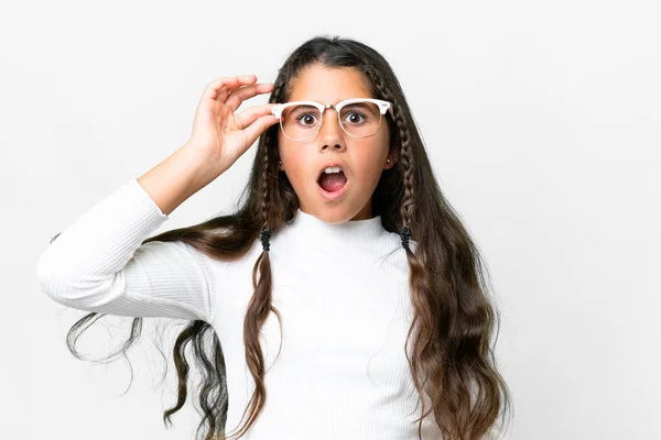 Jovencita Sobre Fondo Blanco Aislado Con Gafas Sorprendida —  Fotos de Stock