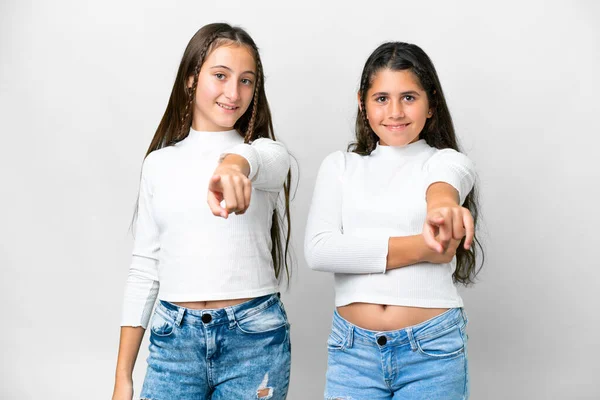 Друзі Дівчата Над Ізольованим Білим Фоном Вказують Пальцем Впевненим Виразом — стокове фото