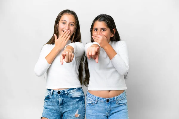 Vrienden Meisjes Geïsoleerde Witte Achtergrond Wijzend Met Vinger Naar Iemand — Stockfoto
