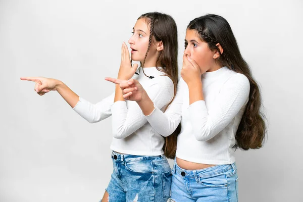 Amigos Chicas Sobre Fondo Blanco Aislado Señalando Dedo Lado Con — Foto de Stock
