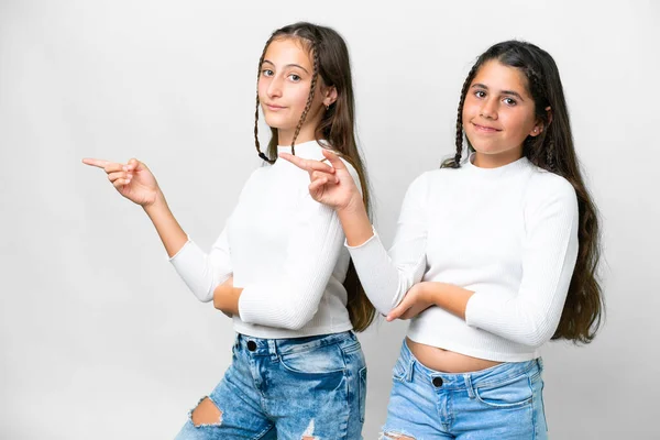 Amigos Chicas Sobre Fondo Blanco Aislado Señalando Dedo Hacia Lado —  Fotos de Stock