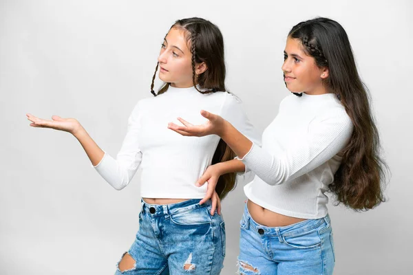 Freunde Mädchen Über Isoliertem Weißem Hintergrund Der Nach Hinten Zeigt — Stockfoto
