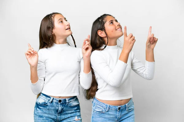 Přátelé Dívky Přes Izolované Bílé Pozadí Ukazuje Ukazováčkem Skvělý Nápad — Stock fotografie