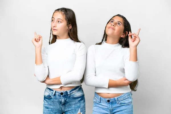 Amigos Chicas Sobre Fondo Blanco Aislado Señalando Una Gran Idea —  Fotos de Stock