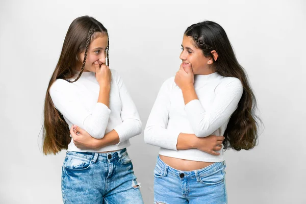 Friends Girls Isolated White Background Looking Looking Each Other — Stock Photo, Image