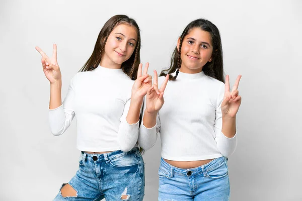 Друзі Дівчата Над Ізольованим Білим Тлом Посміхаються Показують Знак Перемоги — стокове фото