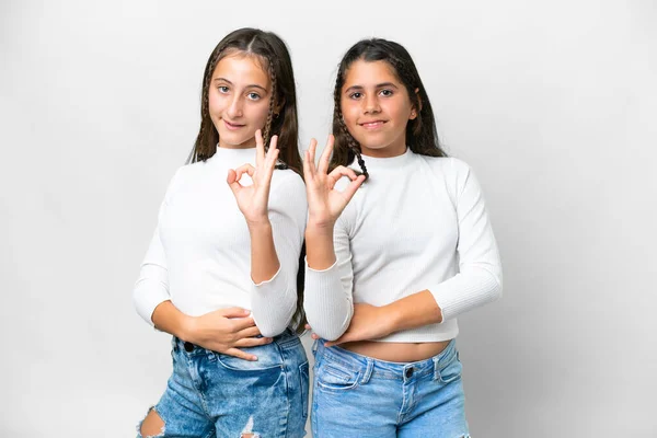 Přátelé Dívky Přes Izolované Bílé Pozadí Zobrazující Znamení Prsty — Stock fotografie
