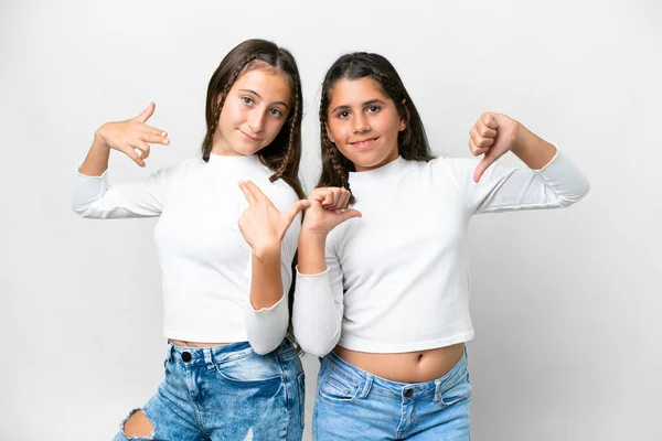 Freunde Mädchen Über Isolierten Weißen Hintergrund Stolz Und Selbstzufrieden Der — Stockfoto