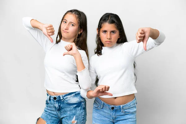 Amigos Chicas Sobre Fondo Blanco Aislado Mostrando Pulgar Hacia Abajo — Foto de Stock