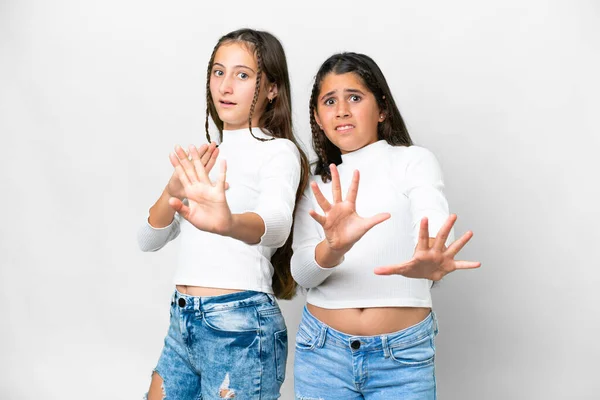 Друзья Девушки Изолированном Белом Фоне Немного Нервничает Страшно Протягивая Руки — стоковое фото