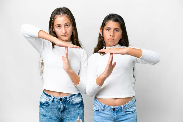 Přátelé Dívky Přes Izolované Bílé Pozadí Dělat Stop Gesto Rukou — Stock fotografie