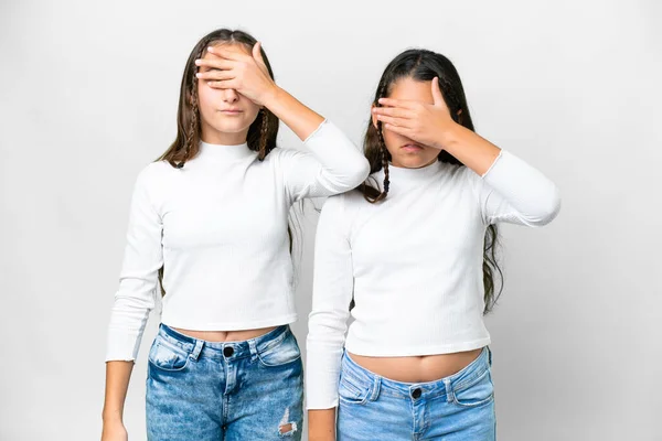 Přátelé Dívky Přes Izolované Bílé Pozadí Zakrývající Oči Rukama Nechci — Stock fotografie