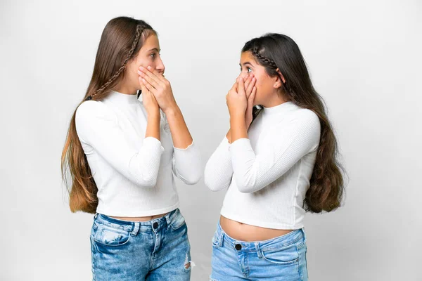 Freunde Mädchen Über Isoliertem Weißem Hintergrund Der Mund Mit Händen — Stockfoto