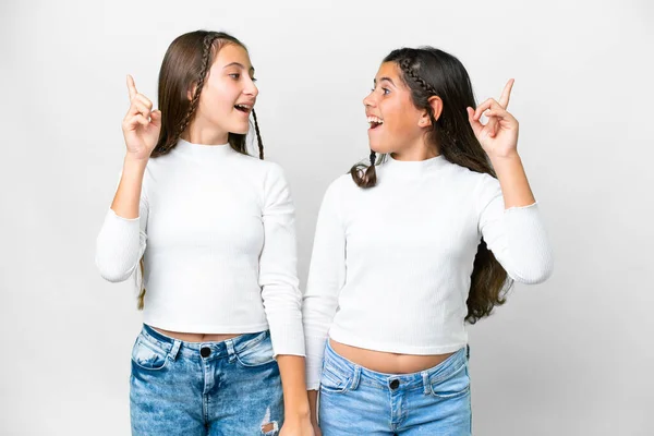 Друзі Дівчата Над Ізольованим Білим Тлом Збираються Зрозуміти Рішення Піднімаючи — стокове фото