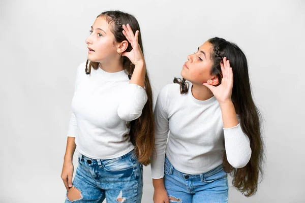 Amigos Chicas Sobre Fondo Blanco Aislado Escuchando Algo Poniendo Mano —  Fotos de Stock