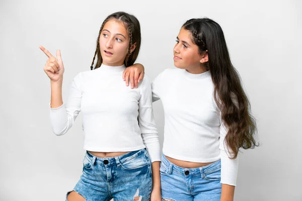 Přátelé Dívky Přes Izolované Bílé Pozadí Ukazuje Stranu Prezentovat Produkt — Stock fotografie