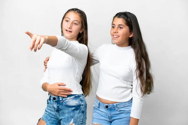 Amigos Meninas Sobre Isolado Fundo Branco Apresentando Uma Ideia Olhar — Fotografia de Stock