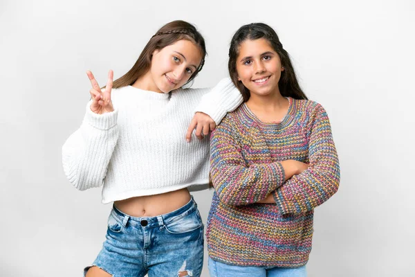 Amigos Meninas Sobre Isolado Fundo Branco Sorrindo Mostrando Sinal Vitória — Fotografia de Stock